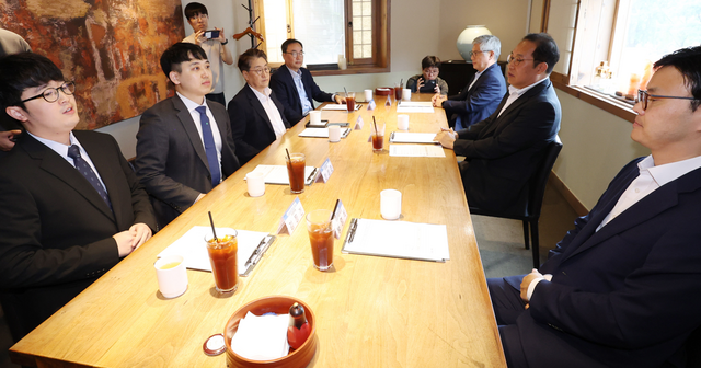 7일 사직 전공의 특혜 반대 여론에도 불구하고 전공의들은 복귀 시 입영 연기와 제대 후 자리 보장을 요구했고 정부는 수용했다. 정부와 정책 갈등으로 집단 사직해 환자들 질병이 악화하거나 사망했지만 집단행동 재발 방지 대책 없이 특례를 받고 돌아올 수 있는 길이 열렸다. 사진은 김국일(오른쪽 두번째) 보건복지부 보건의료정책관과 한성존(왼쪽 두번째) 대한전공의협의회 비대위원장 등이 7일 오전 서울 종로구 달개비에서 열린 전공의 수련협의체 3차 회의 시작에 앞서 대화하는 모습. /사진=뉴시스