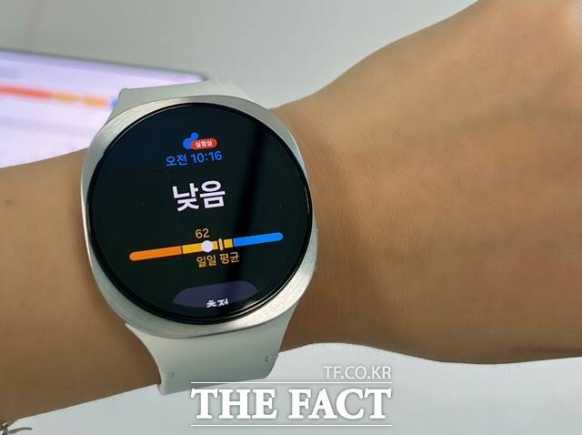 갤럭시 워치8 뒷면의 바이오액티브 센서에 엄지손가락을 갖다 대자, 몇 초 만에 항산화 수치가 화면에 떴다. 사진은 측정 후 갤럭시 워치8을 착용한 모습 /조소현 기자