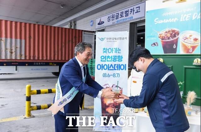 6일 인천국제공항공사 이학재 사장(왼쪽)이 현장 근무자에게 커피를 제공하고 있다. /인천공항공사