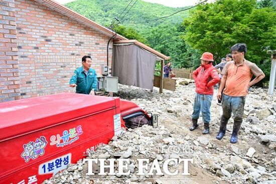 백영현 경기 포천시장(왼쪽)이 지난 7월 20일 내린 극한 호우로 피해를 입는 포천시 내촌면을 찾아 피해 주민들과 현장을 살펴보고 있다. /포천시