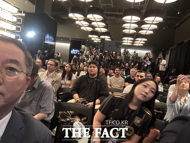 손흥민의 기자회견장에서 열띤 취재경쟁을 펼치고 있는 180여 취재진./LA=황덕준 언론인