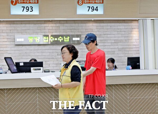 가톨릭대학교 대전성모병원이 7일 건강 취약 환자의 병원 이용 편의성 향상을 위해 ‘원내 동행 서비스’를 도입해 본격 운영에 나섰다./대전성모병원