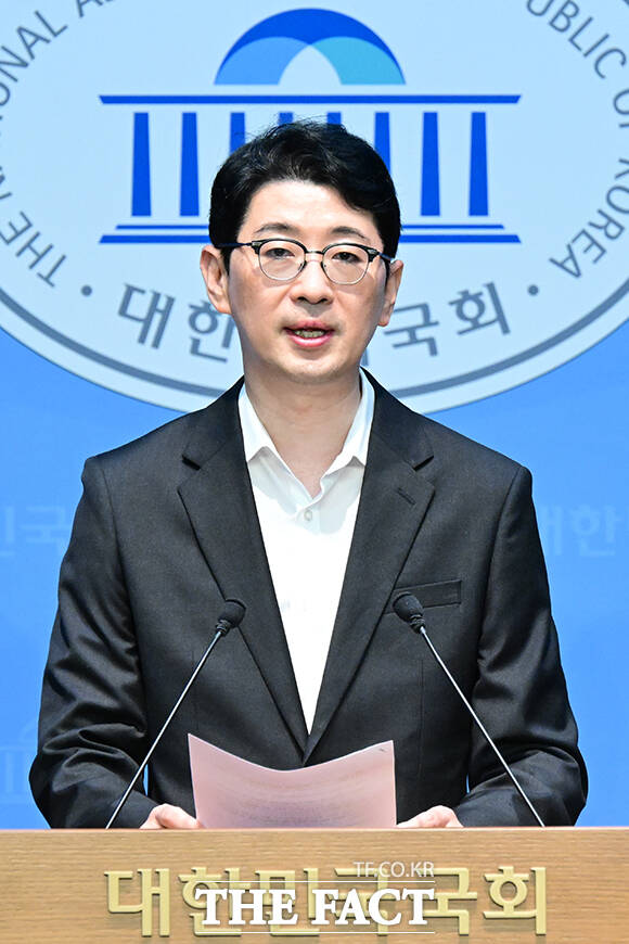 국민의힘 당권주자 주진우 의원이 7일 오전 서울 여의도 국회 소통관에서 중앙당 차세대여성위원들과 이춘석 특검안 발의 기자회견을 하고 있다. /국회=남윤호 기자