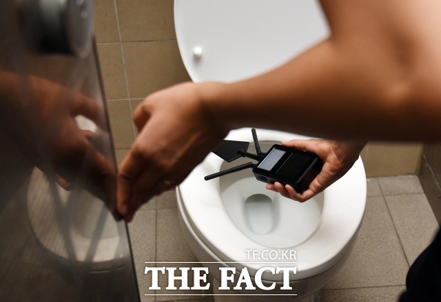 교육부는 7일 지난 6월 출범한 포티켓(포토+에티켓) 현장 지원단을 중심으로 전국 초·중·고 100개교 대상 상반기 점검을 실시했다고 밝혔다. 사진은 경찰이 화장실에서 불법촬영기기 설치 여부를 점검하는 모습. /더팩트 DB