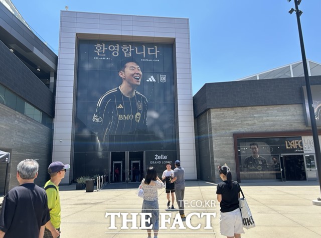 LAFC 홈구장인 BMO스타디움에 내걸린 손흥민 환영 대형 현수막./LA=황덕준 언론인