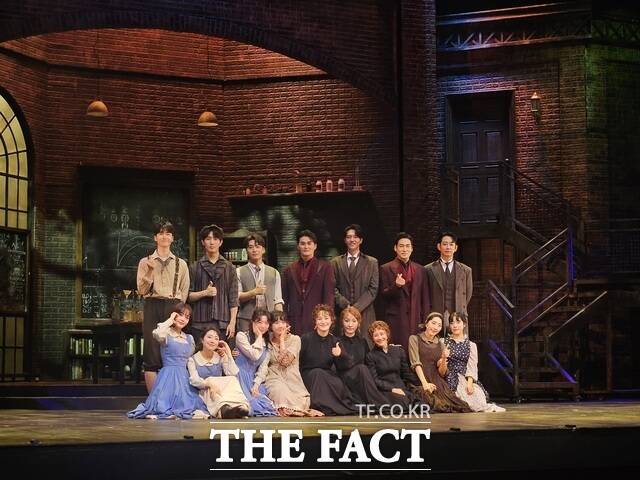 뮤지컬 마리 퀴리 프레스콜이 7일 오후 2시 서울 강남구 광림아트센터 BBCH홀에서 진행된 가운데 참석한 배우들이 포즈를 취하고 있다. /김명주 기자