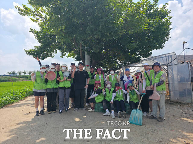 5일 충남문화관광재단 이기진 대표이사를 비롯한 나눠YOU 봉사단원들이 아산시 딸기 농가를 찾아 수해 복구 봉사활동을 펼치며 기념 촬영을 하고 있다. /충남문화관광재단
