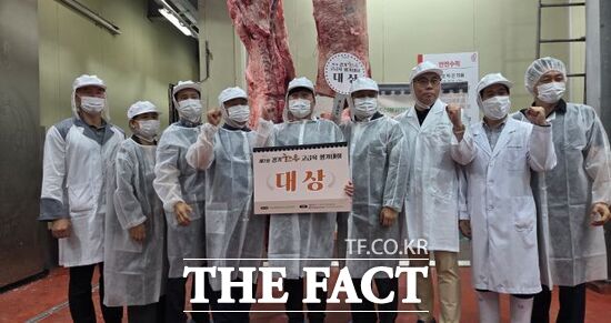 경기도가 7일 도드람안성축산물공판장에서 개최한 ‘제7회 경기 한우 고급육 평가대회’에서 대상을 수상한 안성 곽근원 씨 농가와 관계자들이 기념촬영을 하고 있다./경기도