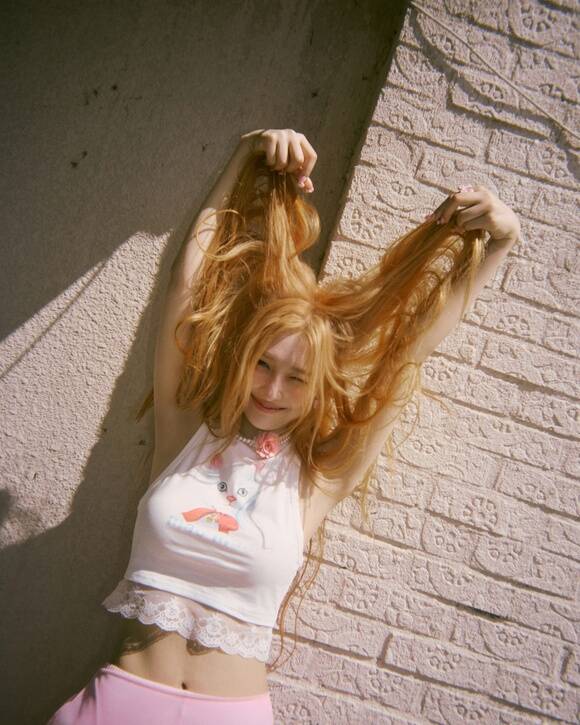 레드벨벳 조이가 첫 미니 앨범 From JOY, with Love 티저 이미지와 무드 샘플러로 청량 상큼한 매력을 예고했다. /SM엔터