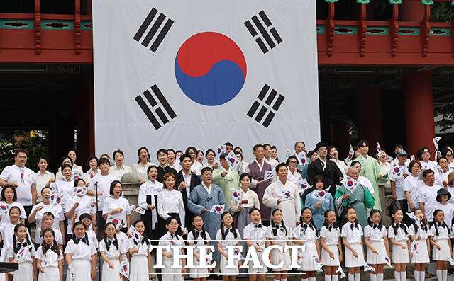 사진은 지난해 8월 15일 서울 종로구 보신각에서 열린 광복절 기념 타종식에서 오세훈 서울시장, 파리올림픽 유도 은메달리스트인 허미미 선수 등 독립유공자의 후손들과 시민 대합창단이 합창을 하고 있다. /장윤석 기자(현장풀)