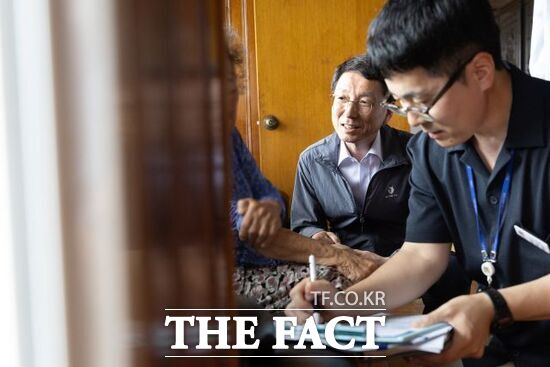 지난달 28일 김성중 경기도 행정1부지사(가운데)가 경기 안성시 민생회복 소비쿠폰 ′찾아가는 신청′ 대상자 가구를 방문, 접수 지원을 하고 있다./경기도