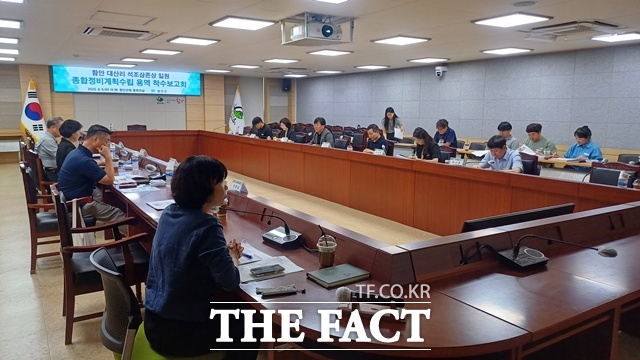 함안군 대산리 석조삼존상 일원 종합정비계획 수립용역 착수 보고회가 열리고 있다./함안군