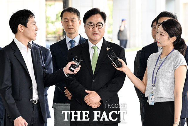 우원식 국회의장이 7일 오전 서울 서초구 서울고등검찰청 청사에 마련된 내란 특검(특별검사 조은석) 사무실에 참고인 신분으로 출석하며 입장을 밝히고 있다. /남용희 기자