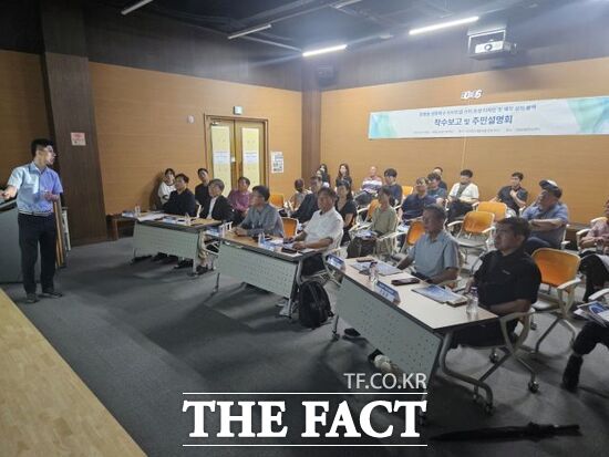 경기 고양시가 지난 6일 진행한 장항동 관광특구 라이트업 거리 조성 디자인 및 제작·설치 용역 착수보고 및 주민설명회에서 용역사 관계자가 사업 필요성과 추진 일정 등에 대해 설명하고 있다. /고양시