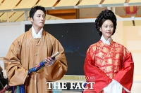  '2025 한복상점'…한복 패션 선보이는 정일우-유리 [TF사진관]