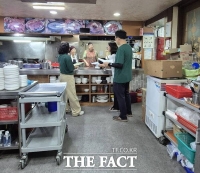  대전시 특사경, 0시 축제 행사장 주변 식당 대상 '먹거리 안전' 계도