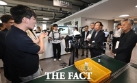  AI 로봇 시연 참관하는 국정위 경제1분과 [포토]