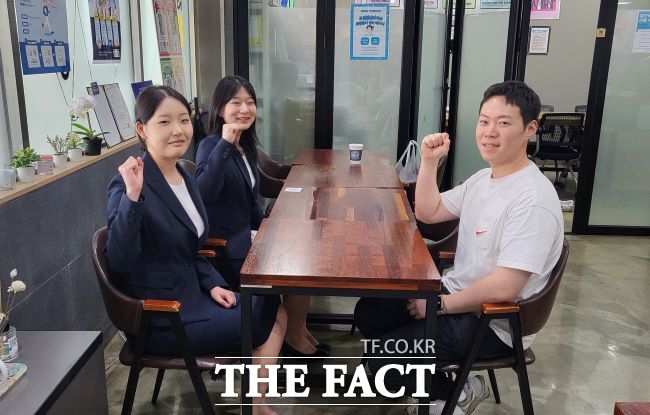 부천청년리더샵의 특성화고교 컨설팅 및 면접정장 대여 진행 모습./부천시