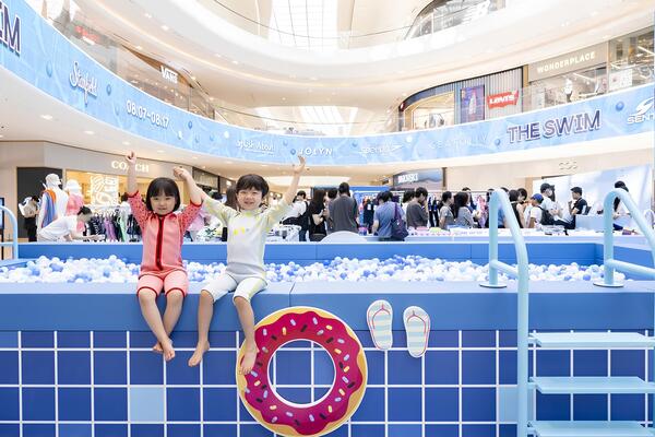 스타필드 고양에 열린 스윔웨어 특별전 ‘더 스윔(The Swim) 2025’ 내 볼풀존에서 어린이 모델들이 기념 사진을 촬영하고 있다. /스타필드