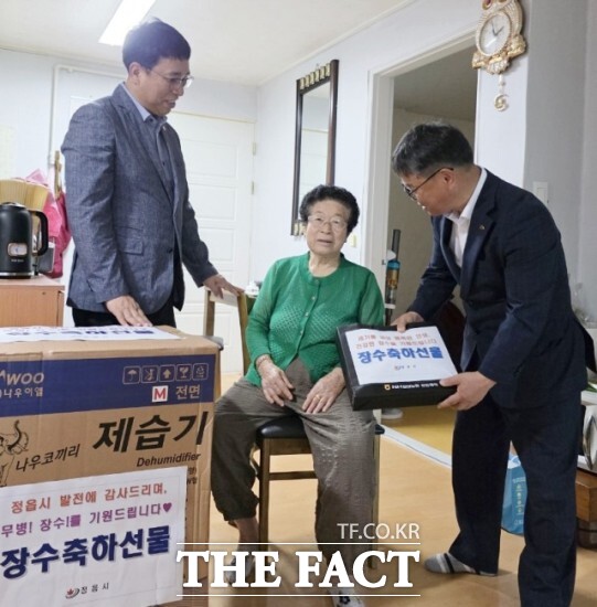 정읍시는 올해 총 48명의 100세 이상 어르신 가운데 현재까지 40명에게 실질적인 도움이 되는 장수축하물품을 전달해 호응을 얻고 있다. /정읍시