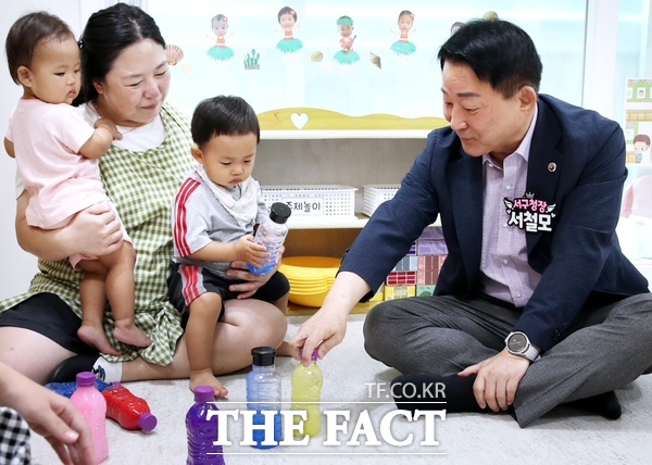 서철모 대전 서구청장이 미래세대의 건강한 성장을 위한 보육환경 점검을 위해 6일과 8일 양일간 예그랑어린이집, 둔산더샵미리별어린이집, 둔산더샵나래별어린이집 등 신규 국공립어린이집 3개소를 잇달아 방문해 운영 현황을 살폈다./대전 서구