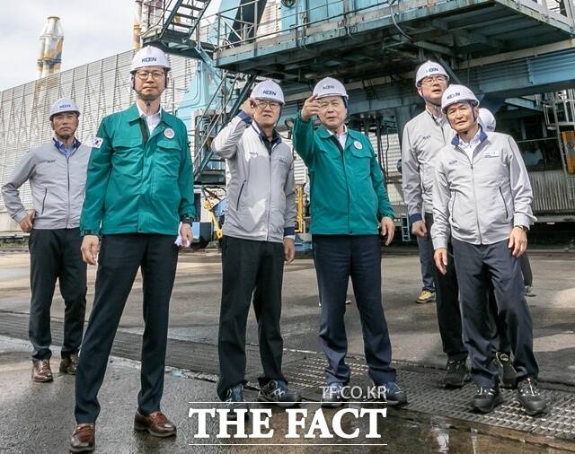 강기윤(오른쪽 두 번째) 한국남동발전 사장이 삼천포발전본부에서 안전관리 실태를 점검하고 있다./한국남동발전