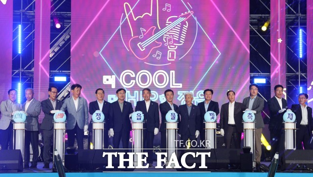 2025 정읍물빛축제가 8일 정읍천 어린이축구장 일원에서 화려한 개막을 알렸다. 축제는 오는 10일까지 이어진다. /정읍시