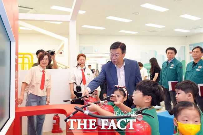 신상진 성남시장이 8일 실내 어린이 교통교육장을 방문해 시설을 살펴보고 있다. /성남시