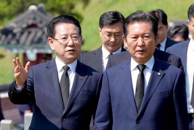 정청래 더불어민주당 대표가 광주 국립 5·18 민주묘지의 민주열사 묘역을 둘러보고 있다/더불어민주당