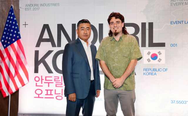 미국 방산 기술 기업 안두릴 인더스트리(Anduril Industries)가 한국 지사를 설립하고 국내 시장 진출을 본격화했다. 존 킴 안두릴코리아 대표(왼쪽)와 팔머 럭키 안두릴 창립자. /안두릴코리아