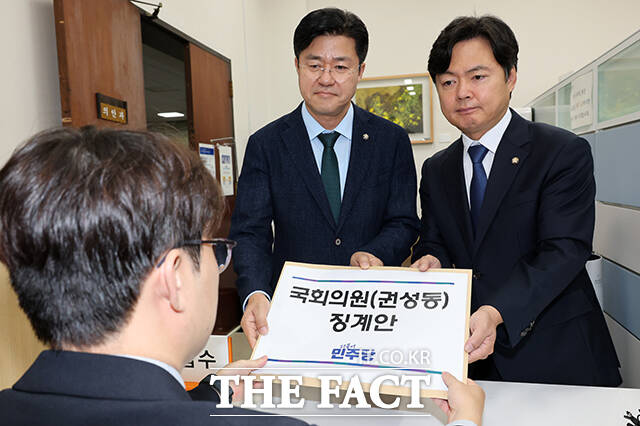 박상혁 더불어민주당 원내소통수석부대표(왼쪽)와 김현정 원내대변인이 8일 국회 의안과에 권성동 국민의힘 의원에 대한 징계안을 제출하고 있다. /남윤호 기자(현장풀)