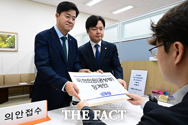 더불어민주당 박상혁 원내소통수석(왼쪽)과 김현정 원내대변인이 국회 의안과에 권성동 징계안을 제출하는 모습.