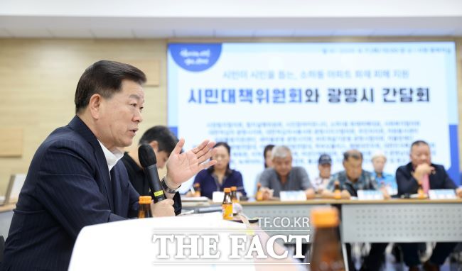 박승원 광명시자(왼쪽)이 소하동 아파트 화재 시민대책위와의 간담회에서 발언하고 있다./광명시