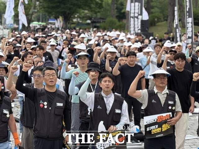 지난해 지하철 1호선 구로역에서 보수 작업 중이던 30대 노동자 2명의 목숨을 앗아간 구로역 사고가 9일로 1주기를 맞았다. 유족들은 사고를 노동자 개인의 실수로 몰아간 국토교통부 항공철도사고조사위원회(항철위)는 중간 조사 결과를 폐기하고 사고를 전면 재조사해야 한다고 촉구했다. /정인지 기자