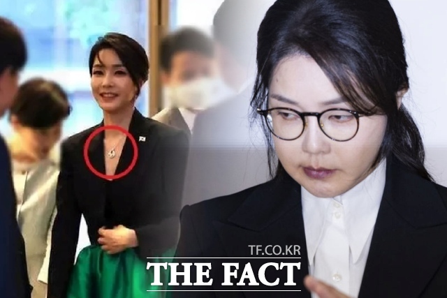 김건희 씨가 2022년 6월 나토(NATO·북대서양조약기구) 정상회의 순방 당시 착용한 목걸이(왼쪽). 오른쪽은 김건희 여사가 6일 서울 종로구 김건희 특검팀(특별검사 민중기) 사무실에서 피의자 신분으로 조사를 마친 뒤 밖으로 나서는 모습. / 윤석열 정부 대통령실, 뉴시스
