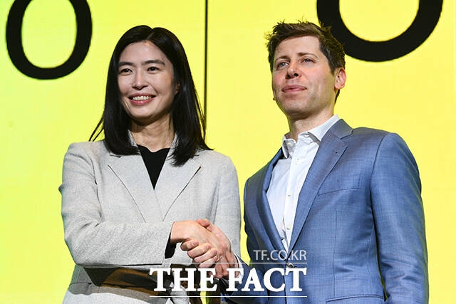 정신아 카카오 대표(왼쪽)와 샘 올트먼 오픈AI CEO가 지난 2월 열린 카카오 미디어데이에서 기념 촬영을 하고 있다. /서예원 기자