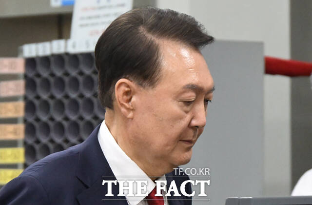 윤석열 전 대통령이 지난달 9일 서울 서초구 서울중앙지법에서 영장실질심사를 마치고 나오고 있다. /사진공동취재단