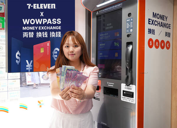 세븐일레븐이 외국인이 한국 여행 시 필요한 환전, 선불카드, 교통카드 충전 등의 서비스를 모두 제공할 수 있는 무인환전 키오스크를 도입한다. /세븐일레븐