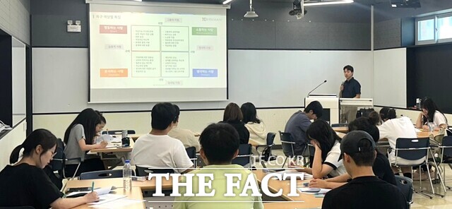 배재대 대학일자리플러스본부에서 대학생 자기이해 및 진로 탐색을 위한 집단 상담 프로그램 특강을 진행하고 있다. /배재대