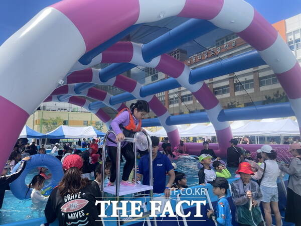 계룡시 어린이 임시 물놀이장 운영 모습./계룡시