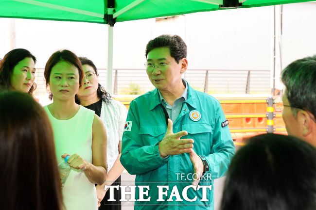 이상일 용인시장이 오는 11일 임시 개통을 앞둔 유림동~고림지구 연결도로 현장점검을 진행하고 있다./용인시