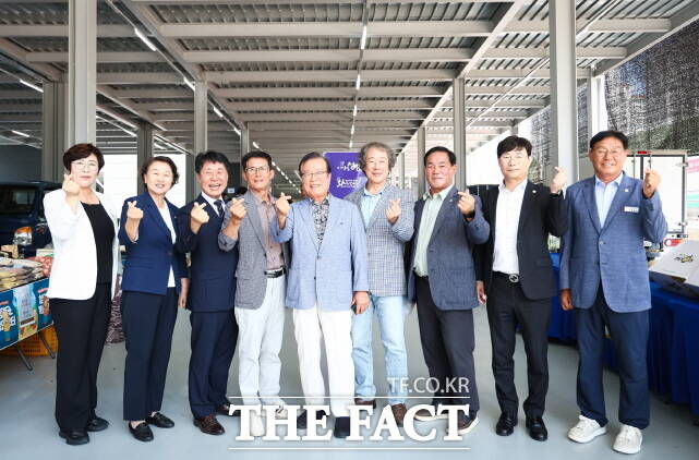 청양군의회가 7일 서울 신도림 목요 직거래장터를 방문하고 기념촬영을 하고 있다. /청양군의회