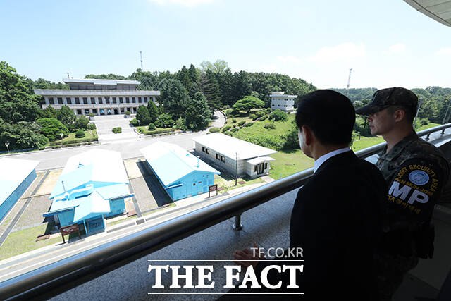 지난 6월 인천 강화 석모도 해안에서 발견된 주민 시신이 발견됐다. 우리 정부는 시신을 5일 오후 3시에 인도하겠다고 통보했으나 북한은 응답하지 않았다. 사진은 지난달 25일 정동영 통일부 장관이 경기도 파주시 판문점을 방문해 유의집·평화의집 등 시설을 점검하는 모습. /통일부