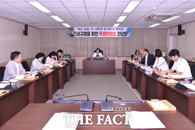 여수시의회 과거사특위가 공공도서관 여순사건 왜곡 서적 관리 강화를 위한 간담회를 실시하고 있다. /여수시의회
