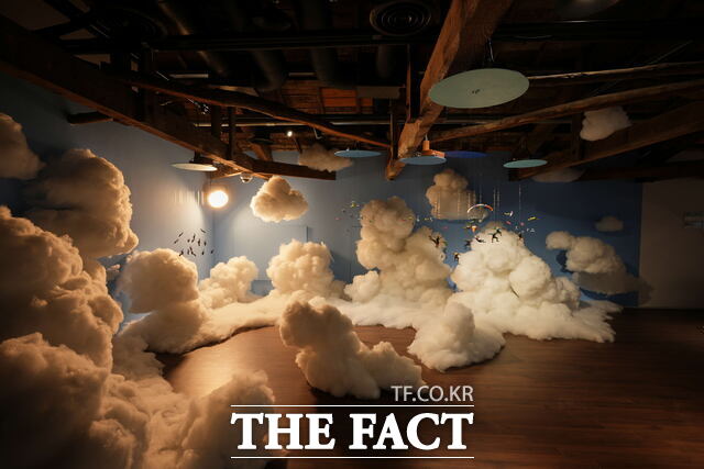 시간마을 판교극장에 전시된 노동식 작가 출품작 꿈을 찾아 /서천군