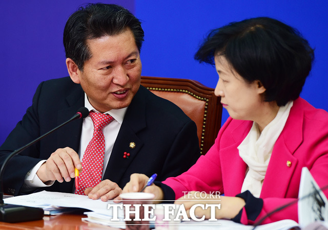 추석 전에 개혁을 완수하겠다는 정 대표의 의지처럼 민주당은 속도를 낼 전망이다. 당 검찰정상화 특별위원회는 7일 국회에서 검찰개혁 관련 당정대협의회를 열고 속도 조절론은 없다며 이달 26일까지 법안의 최종안을 확정하겠다는 구상을 밝혔다. 2016년 1월 열린 민주당 최고위원회의에서 정 대표와 추 의원의 모습. /배정한 기자