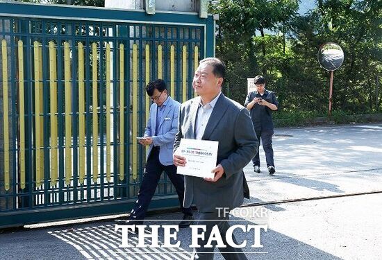 김경일 파주시장이 7일 파주~개성 DMZ 국제평화마라톤대회 개최를 위한 북한주민접촉신고서를 제출하기 위해 통일부 청사에 들어서고 있다. /파주시