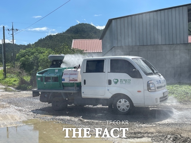 함평군이 집중호우 피해를 입은 축산농가를 대상으로 긴급 방역을 실시하고 있다. /함평군