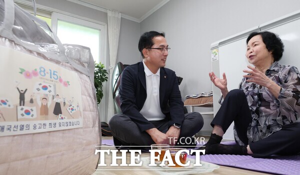 박희조 동구청장이 광복절을 앞두고 독립유공자 유족을 위문하고 있다./대전 동구