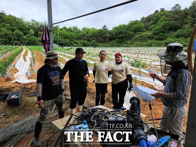 나주시가 외국인 계절근로자 근로환경 개선 위해 고용 농가 현장 집중 점검을 실시하고 있다. /나주시